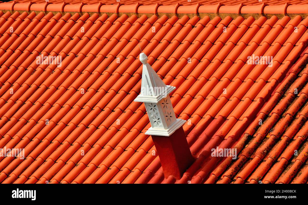 Rotes Fliesendach und Kamin in einem ländlichen Haus in Portugal Stockfoto