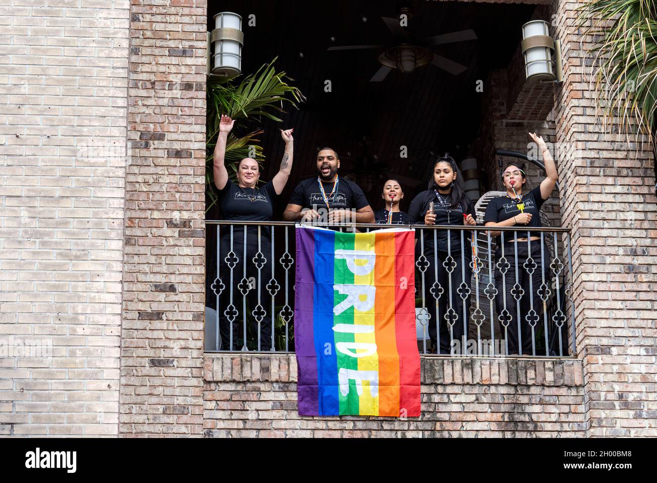 Zuschauer von einem Balkon aus beobachten das Come Out with Pride Festival and Parade am 9. Oktober 2021 in der Innenstadt von Orlando, Florida. Zehntausende Mitglieder der LGBTQ-Gemeinschaft und ihre Verbündeten versammelten sich zur jährlichen Veranstaltung im Lake Eola Park. (Foto von Ronen Tivony/Sipa USA) *** Bitte nutzen Sie die Gutschrift aus dem Kreditfeld *** Stockfoto