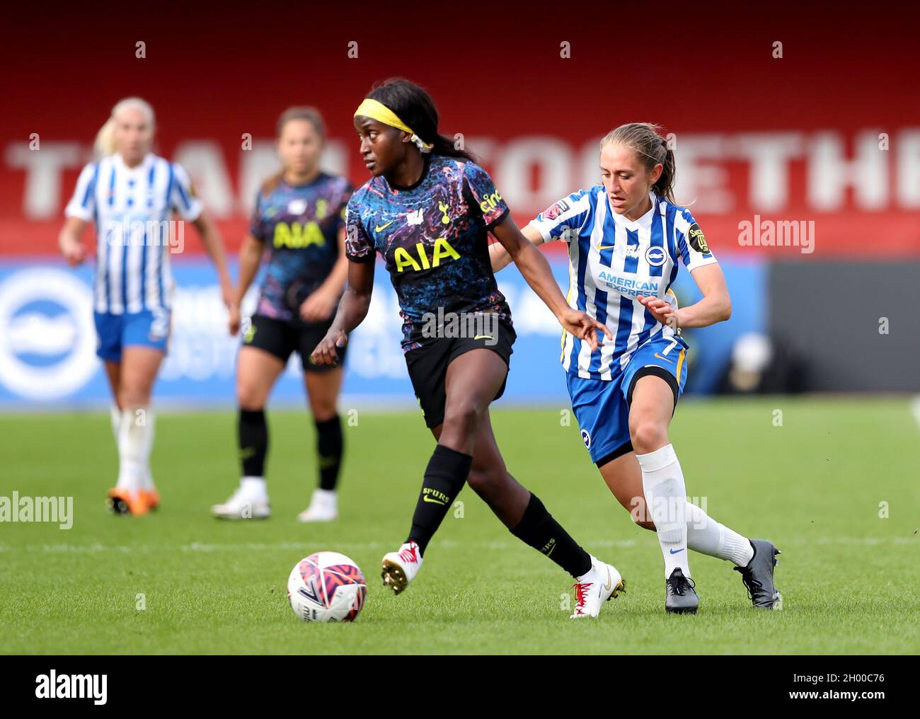 Chioma Ubogagu von Tottenham Hotspur (links) und Aileen Whelan von Brighton und Hove Albion kämpfen während des Spiels der FA Women's Super League im People's Pension Stadium, Crawley, um den Ball. Bilddatum: Sonntag, 10. Oktober 2021. Stockfoto