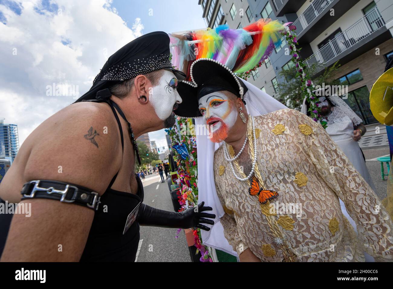 Die Teilnehmer der kommen mit Pride Festival und Parade in der Innenstadt von Orlando Florida am 9. Oktober 2021. Zehntausende Mitglieder der LGBTQ-Gemeinschaft und ihre Verbündeten versammelten sich zur jährlichen Veranstaltung im Lake Eola Park. (Foto von Ronen Tivony/Sipa USA) *** Bitte nutzen Sie die Gutschrift aus dem Kreditfeld *** Stockfoto