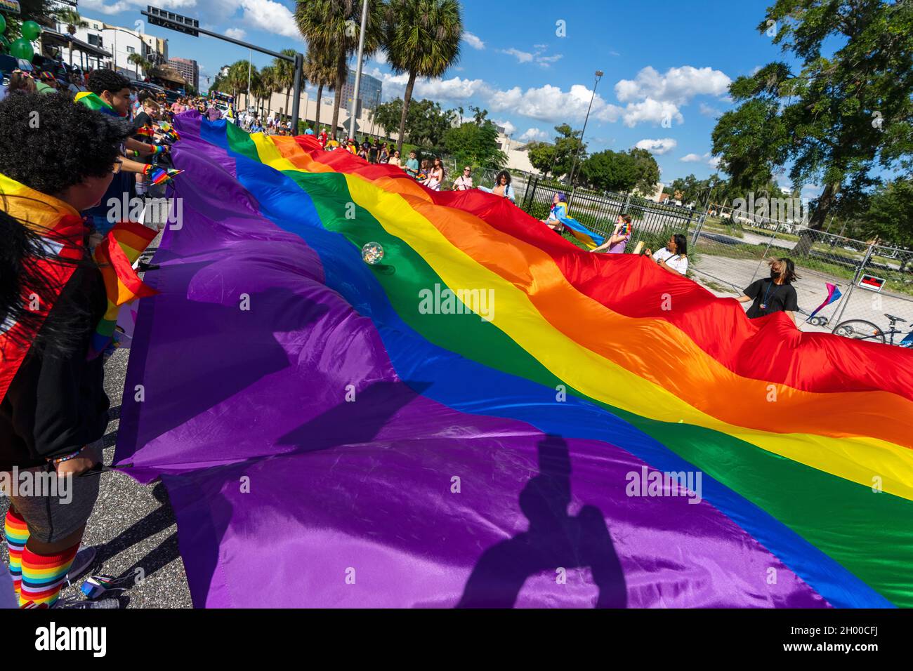 Schüler der High School tragen eine riesige Regenbogenfahne während des Come Out with Pride Festivals und der Parade in der Innenstadt von Orlando, Florida, am 9. Oktober 2021. Zehntausende Mitglieder der LGBTQ-Gemeinschaft und ihre Verbündeten versammelten sich zur jährlichen Veranstaltung im Lake Eola Park. (Foto von Ronen Tivony/Sipa USA) *** Bitte nutzen Sie die Gutschrift aus dem Kreditfeld *** Stockfoto