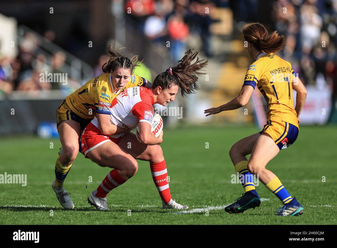 Rachel Woosey #24 von St. Helens wird von Fran Goldthorp #5 von Leeds Rhinos angegangen Stockfoto