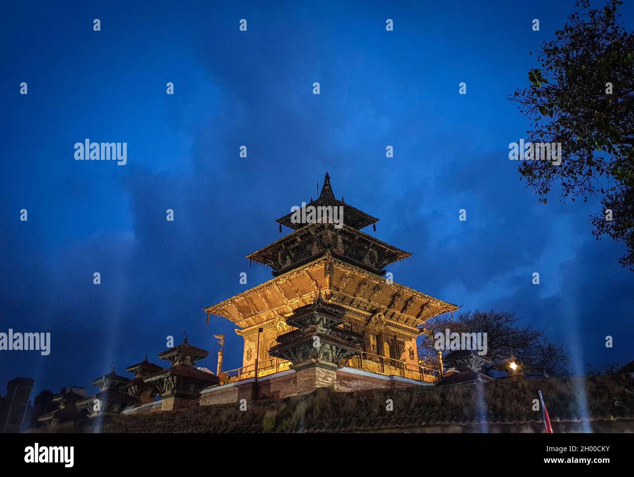 Kathmandu, Bagmati, Nepal. Oktober 2021. Der Tempel Taleju Bhawani wird am 10. Oktober 2021 während des Dashain-Festivals auf dem Hanumandhoka Durbar Square in Kathmandu, Nepal, beleuchtet. Taleju Bhawani ist eine der mächtigsten Göttin, die als Form der Göttin Durga gilt. Das Dashain-Festival erinnert an einen großen Sieg über das Böse und bietet eine Gelegenheit für Familientreffen und Versammlungen. (Bild: © Sunil Sharma/ZUMA Press Wire) Stockfoto