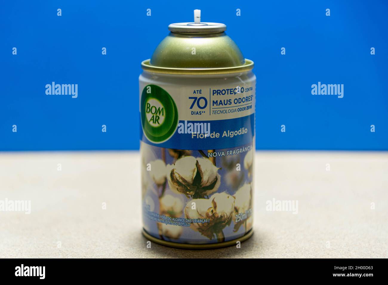 Santa Maria, RS, Brasilien. 05/01/2021. Flasche und Nachfüllung von Fresshmatic auf blauem Hintergrund. Geruchsneutralisiertes Produkt. Haushalts- und Küchengeräte. Env Stockfoto