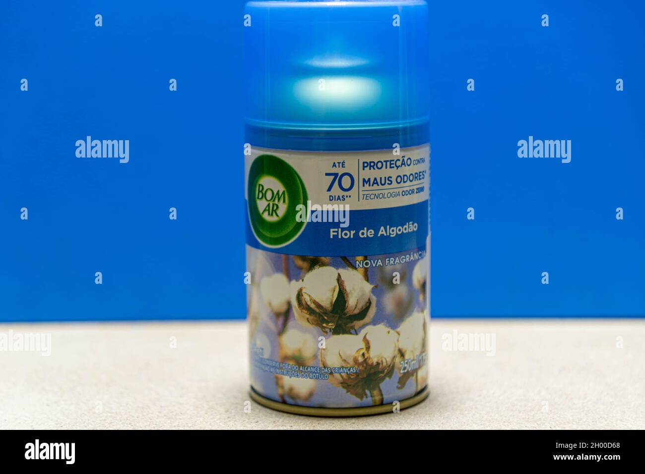 Santa Maria, RS, Brasilien. 05/01/2021. Flasche und Nachfüllung von Fresshmatic auf blauem Hintergrund. Geruchsneutralisiertes Produkt. Haushalts- und Küchengeräte. Env Stockfoto