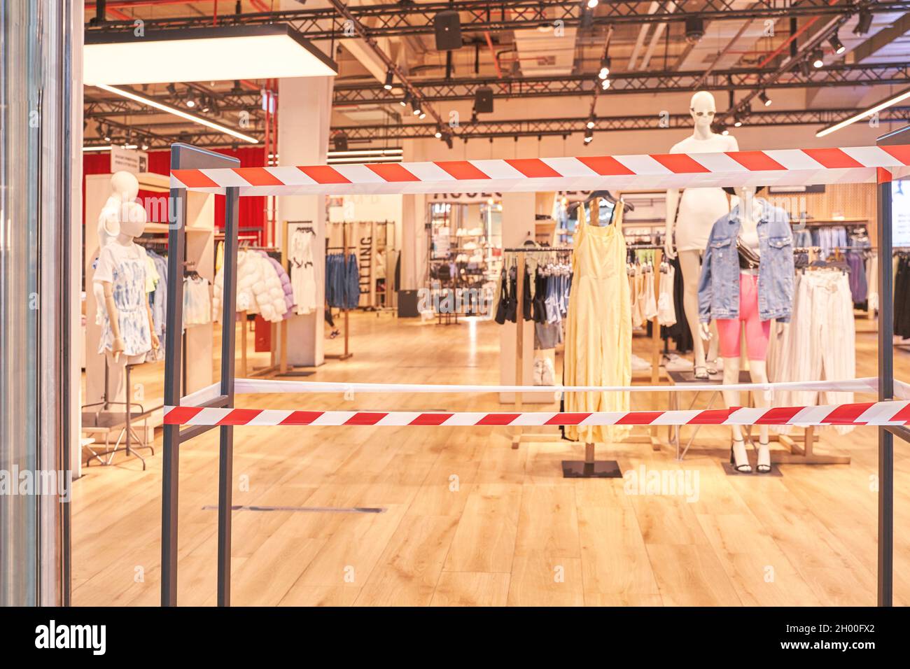 Roter Risikobereich. Leerer verschwommener Mall-Hintergrund. Unschärfes Hintergrundbild Stockfoto