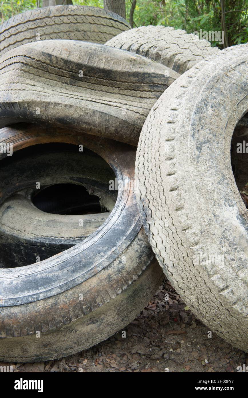 Ein Haufen unsachgemäß entsorgter Reifen, die aus dem Clinton River in Sterling Heights, Michigan, USA gezogen wurden. Stockfoto