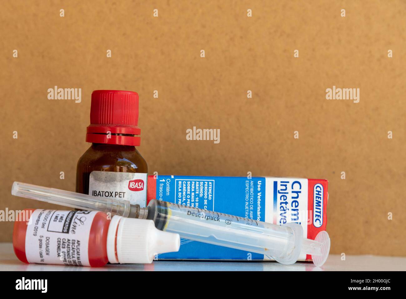 Santa Maria RS Brasilien. 12.25.2020 - Flaschen für Veterinärmedizin. Heilmittel für die Anwendung bei Tieren. Pharmakologische Arzneimittel. Fläschchen und Spritzen für ein Stockfoto