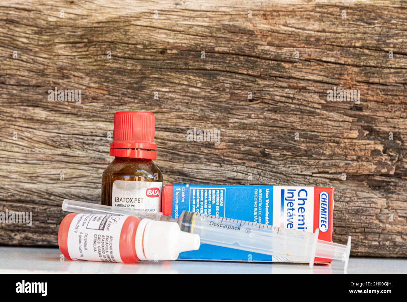 Santa Maria RS Brasilien. 12.25.2020 - Flaschen für Veterinärmedizin. Heilmittel für die Anwendung bei Tieren. Pharmakologische Arzneimittel. Fläschchen und Spritzen für ein Stockfoto