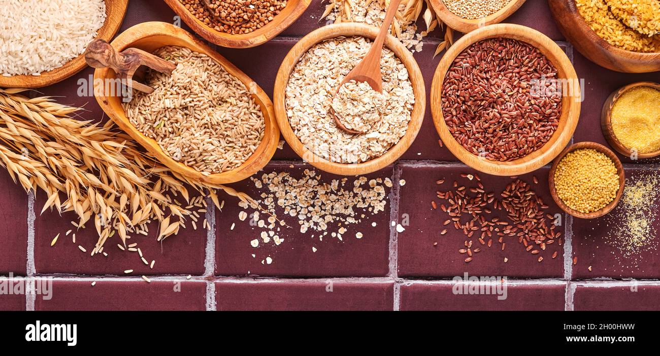 Weißer, brauner und roter Reis, Buchweizen, Hirse, Maisgrütze, Quinoa und  Bulgur in Holzschüsseln auf dem hellgrauen Küchentisch. Glutenfreies  Getreide. Oben Stockfotografie - Alamy