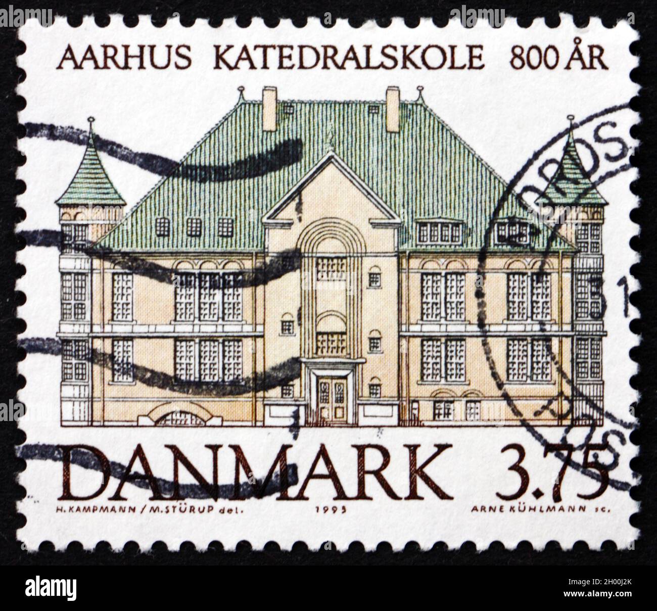 DÄNEMARK - UM 1995: Eine in Dänemark gedruckte Briefmarke zeigt die Aarhus Cathedral School, 800 Jahre alt, um 1995 Stockfoto