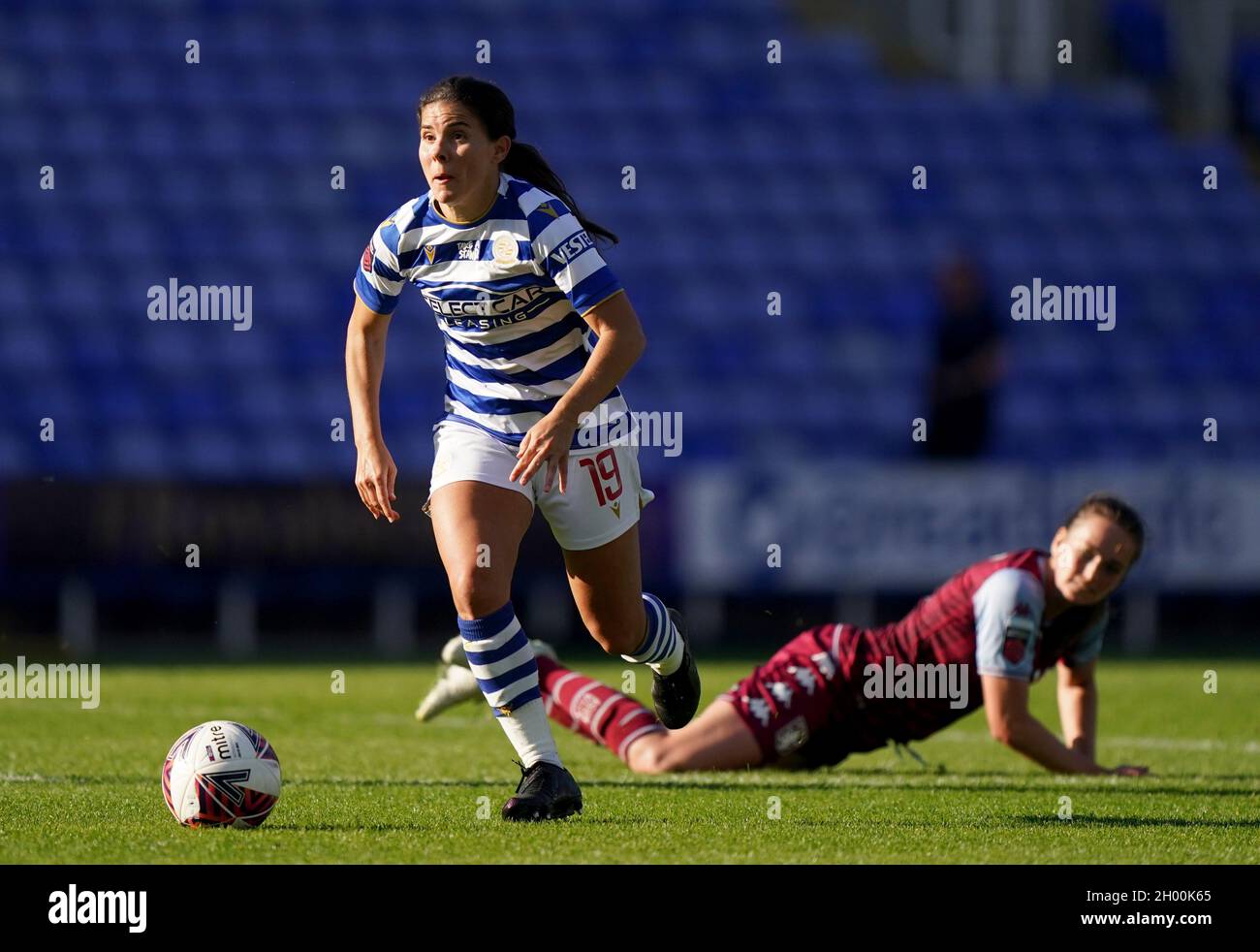 Brooke Chaplen von Reading kommt während des Spiels der FA Women's Super League im Select Car Leasing Stadium, Reading, an Chloe Arthur von Aston Villa vorbei. Bilddatum: Sonntag, 10. Oktober 2021. Stockfoto