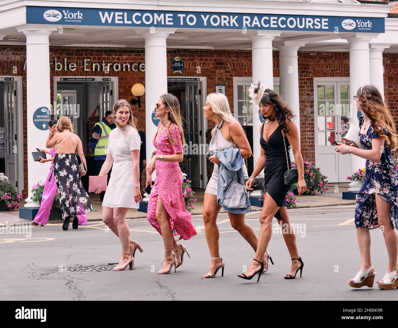 Rennfahrer sind alle für einen Tag auf einem Pferderennen auf einer Veranstaltung am Sommerwochenende auf der York Racecourse York, North Yorkshire, England 2021 verkleidet Stockfoto