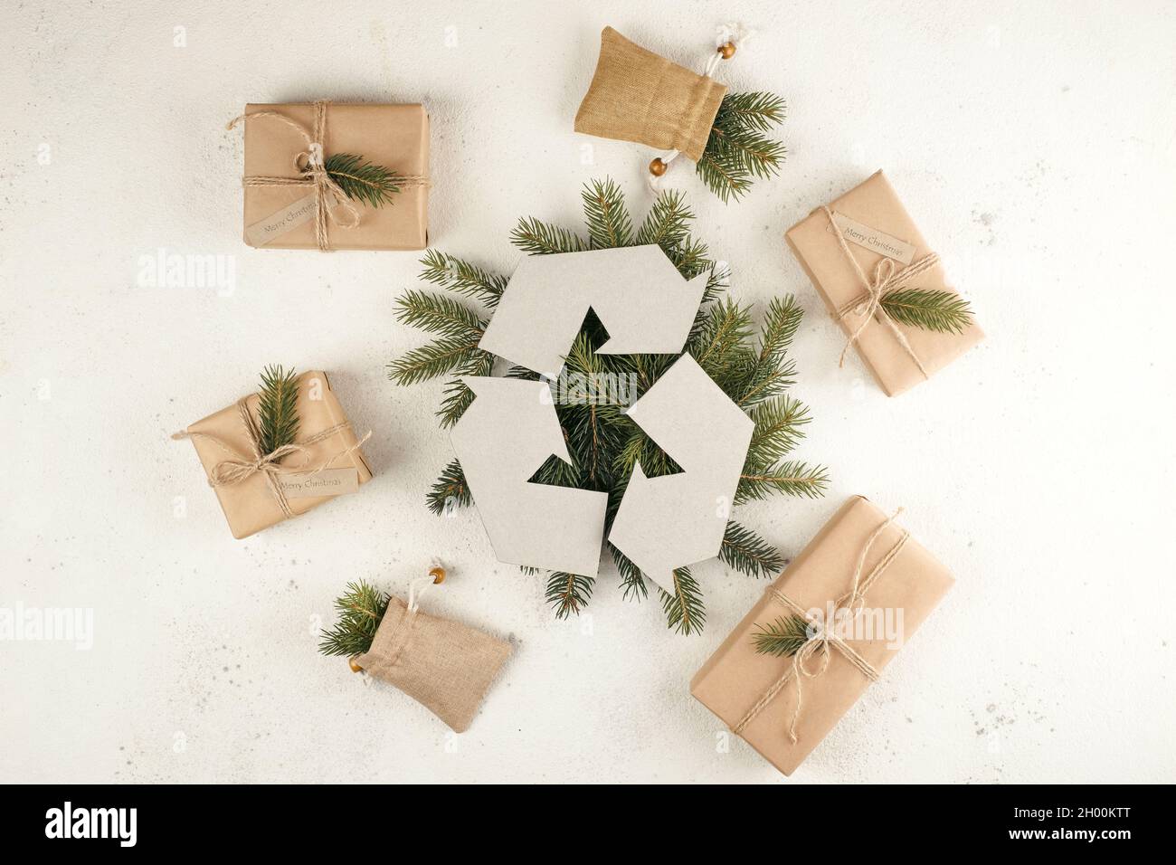 Weihnachtsbaum Recycling. Draufsicht. Flach liegend. Hochwertige Fotos Stockfoto