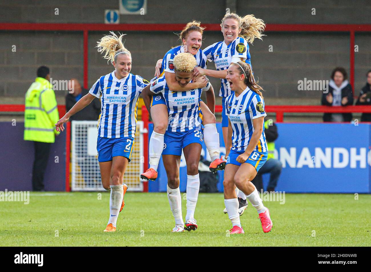 Crawley, Großbritannien. Dezember 2019. Die Spieler von Brighton feiern ihr zweites Tor im Super League-Spiel der Frauen zwischen Brighton & Hove Albion und Tottenham Hotspur im People's Pension Stadium in Crawley. Kredit: SPP Sport Pressefoto. /Alamy Live News Stockfoto