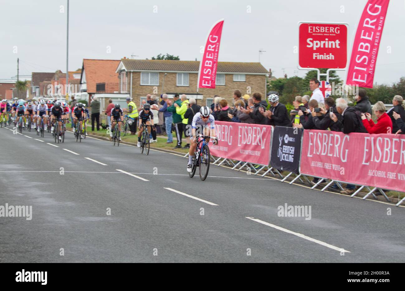 AJ Bell Frauen-Radtour 2021 Etappe 5 von Colchester nach Clacton. Clara Copponi wird zweite im ersten Sprint in Holland on Sea Stockfoto