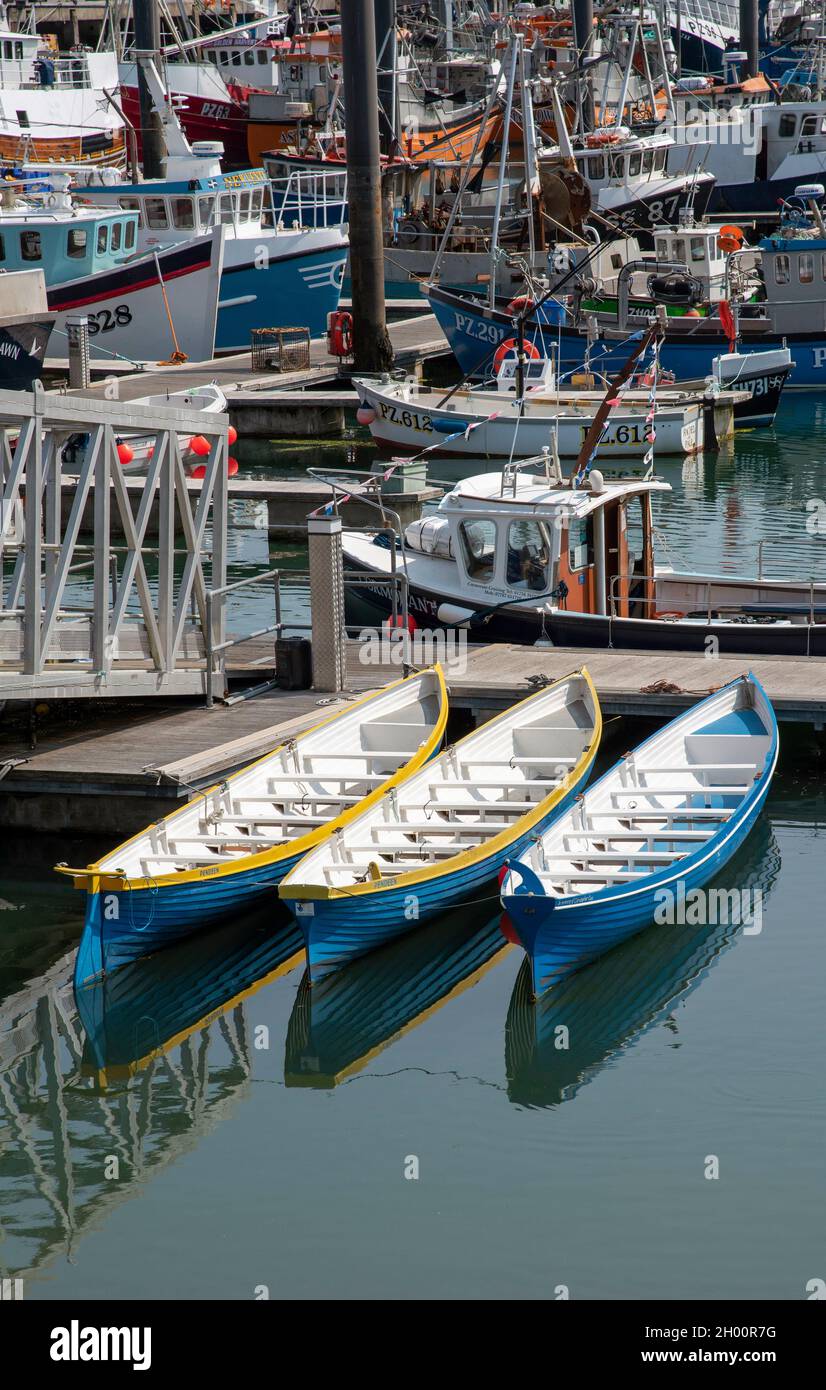 Newlyn Harbour, Cornwall, England, Großbritannien. 2021. Drei Pilot-Gig-Boote auf einem Steg im Hafen von Newlynn. Stockfoto