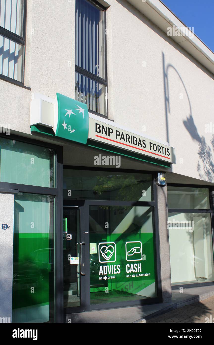 LEBBEKE, BELGIEN, 25. AUGUST 2021: Außenansicht einer Filiale der BNP Paribas Fortis High Street Banks. Sie ist derzeit die größte Bank in Belgien. Stockfoto