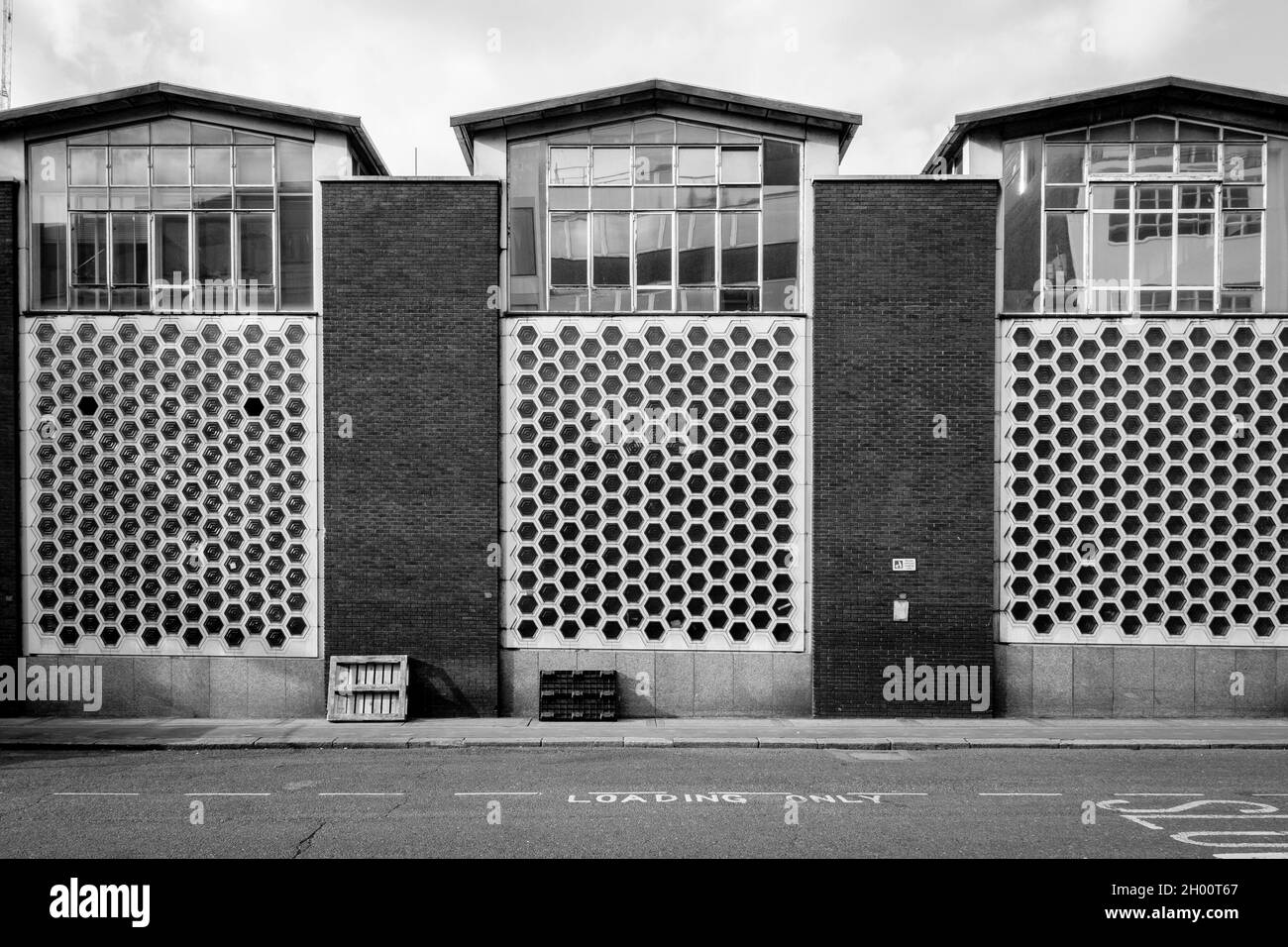 Schwarz-weiße Stadtarchitektur in London: Außenfassade des Smithfield Geflügelmarktes. Stockfoto Schwarz-weiße Stadtarchitektur in London: Außenfassade des Smithfield Geflügelmarktes. Stockfoto