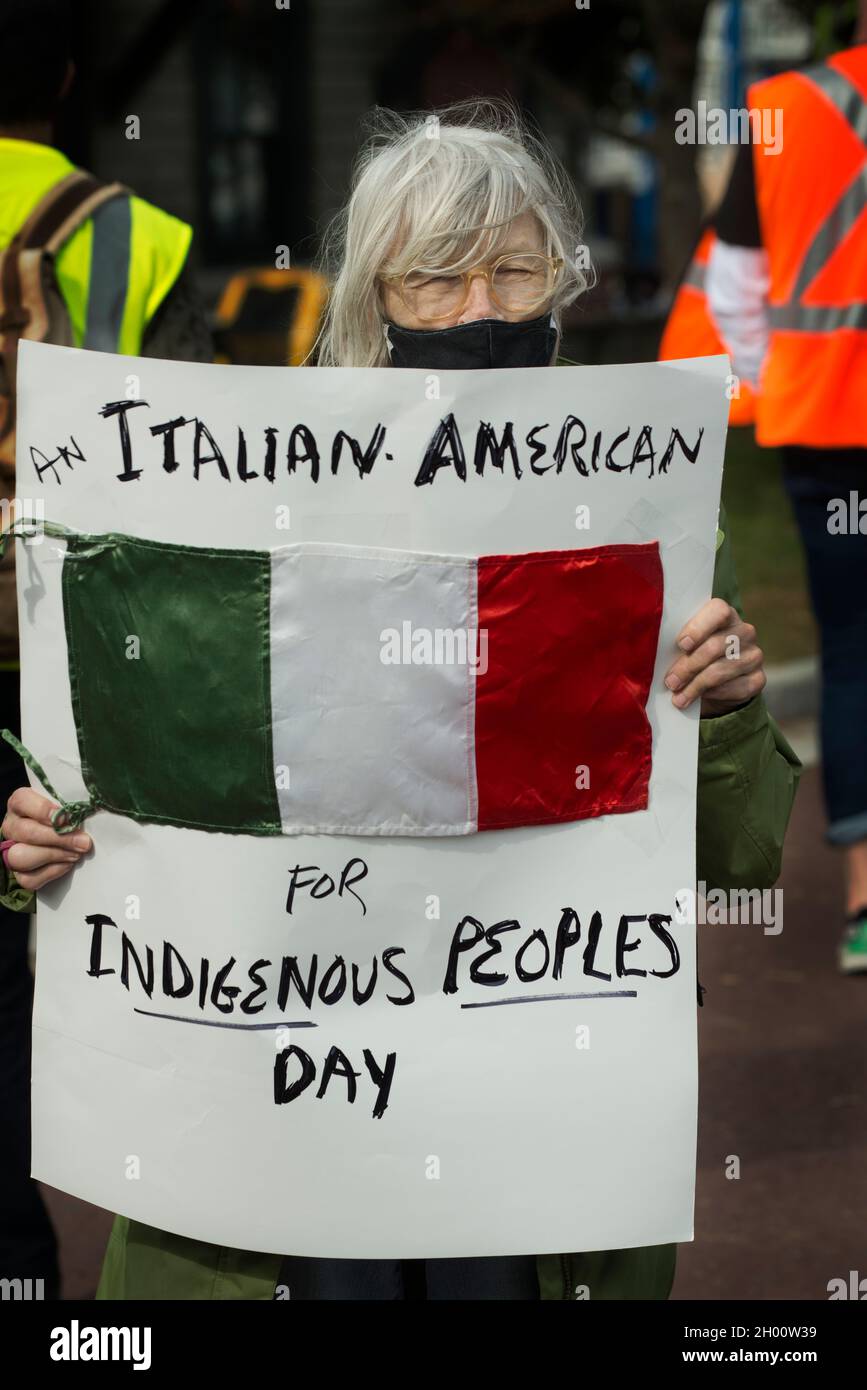 Boston, Massachusetts, USA. Oktober 2021. Kundgebung zur Unterstützung des Tages der indigenen Völker, Boston, Massachusetts, USA. 09 Okt. 2021. Mehr als 500 Indianer und Unterstützer versammelten sich beim Boston Common und marschierten durch das Zentrum von Boston zum Wasser im Christopher Columbus Park. Anfang der Woche unterzeichnete der amtierende Bürgermeister von Boston, Kim Janey, einen Executive Order, der am zweiten Montag im Oktober den „Tag der indigenen Völker“ in Boston vornahm. Im Oktober 2021 haben acht US-Bundesstaaten und Washington D.C. den Tag der indigenen Völker zum Feiertag erklärt. Kredit: Chuck Nacke / Alamy Gutschrift: Chuck Nacke/Alamy Live Stockfoto