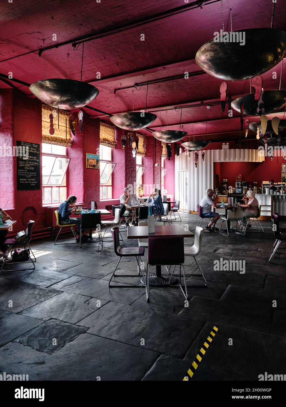 Café-Interieur im Salts Mill ehemalige Textilfabrik, Kunstgalerie, Einkaufszentrum und Restaurantkomplex Saltaire, Bradford, West Yorkshire, England Stockfoto