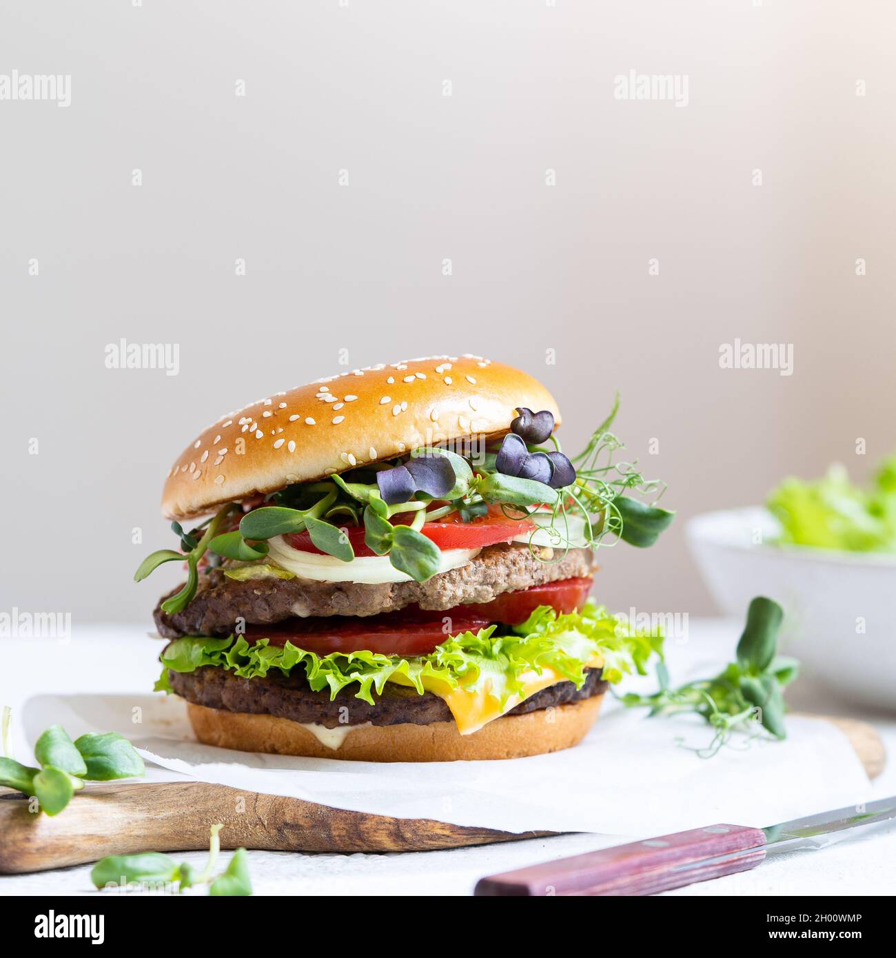 Familienessen an einem sonnigen Sommertag. Holztisch mit Geschirr auf der Straße. Stockfoto