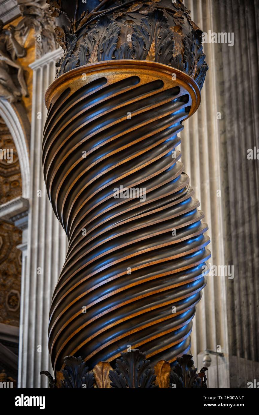 Verdrehte Bronzesäule des Baldacchino von Bernini in der Petersbasilika, Vatikan Stockfoto