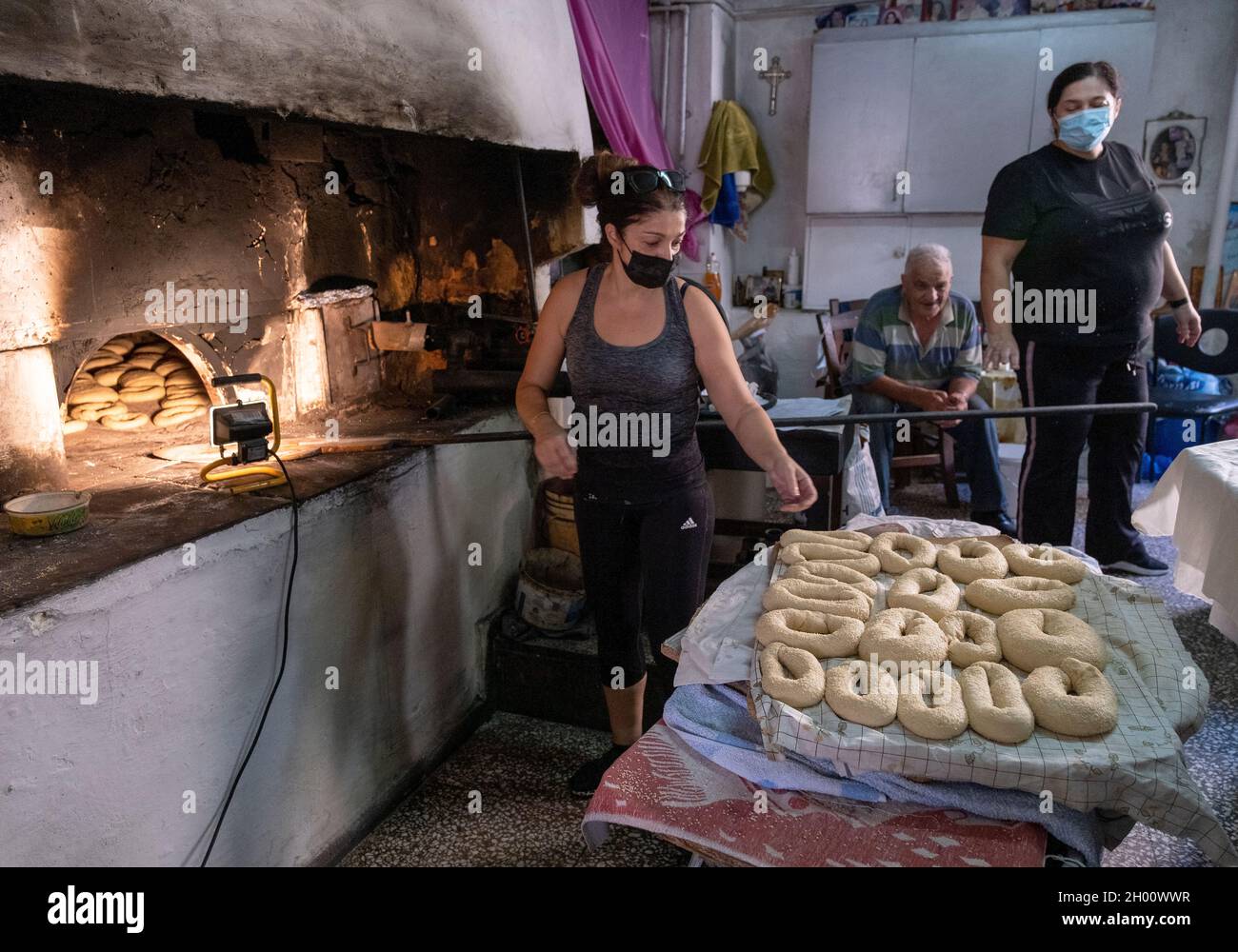 Frauen, die Brot für das Backen in einem traditionellen Brotbackofen zubereiten, Bäckerei im Dorf Arsos, Zypern. Stockfoto