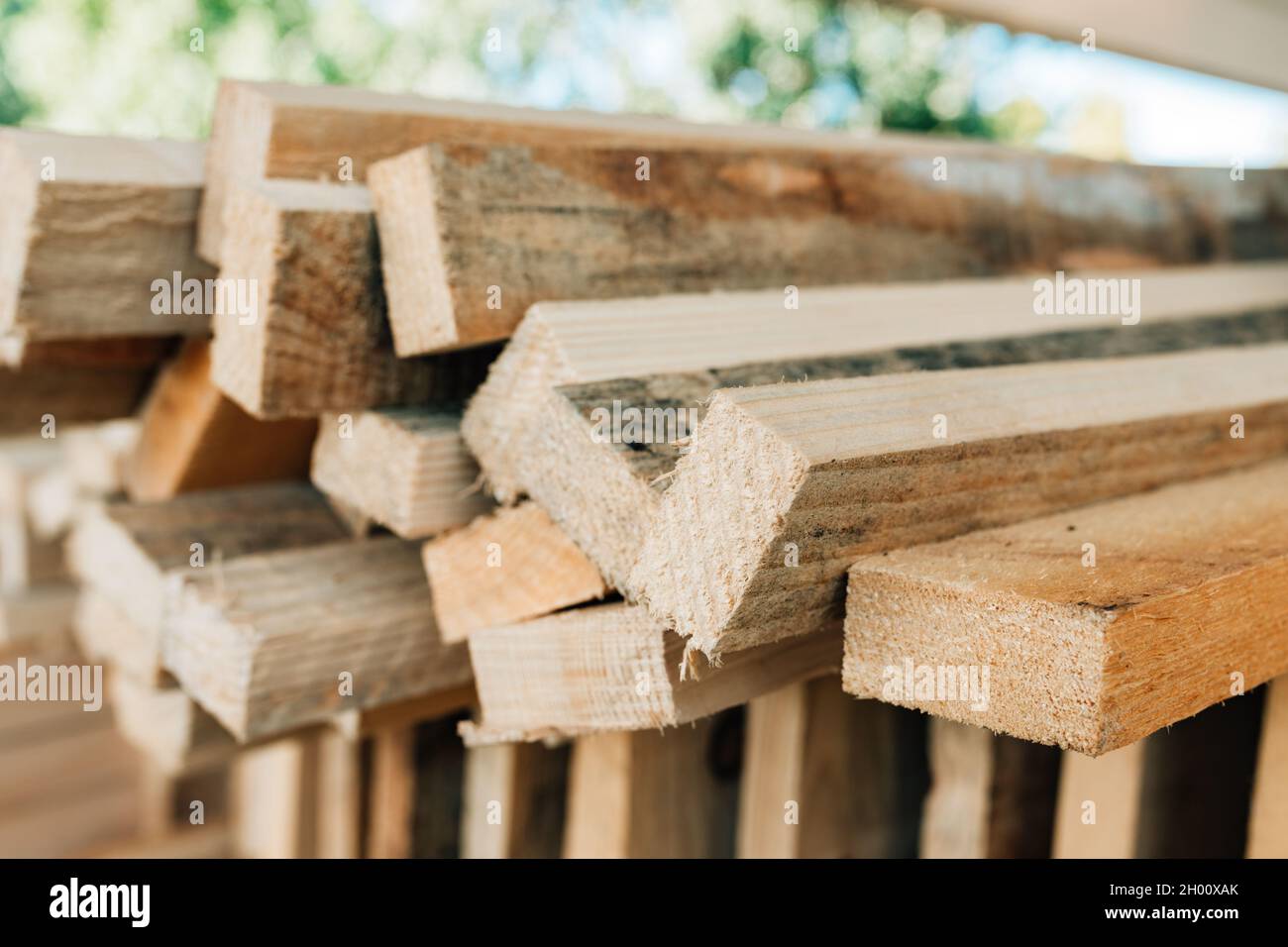 Gestapelte rustikale Holzbretter als Baumaterial, selektiver Fokus Stockfoto