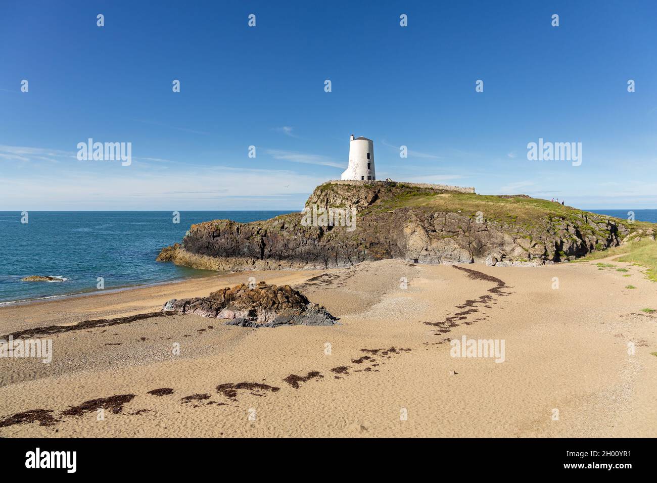 Llanddwyn, Wales: Der Leuchtturm TWR Mawr an der Küste von Anglesey, mit Blick auf das irische Meer, diente dazu, Schiffe zur Menai Street zu führen Stockfoto