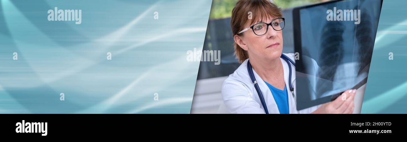 Ärztin untersucht Röntgenbericht in der Arztpraxis. Panorama-Banner Stockfoto