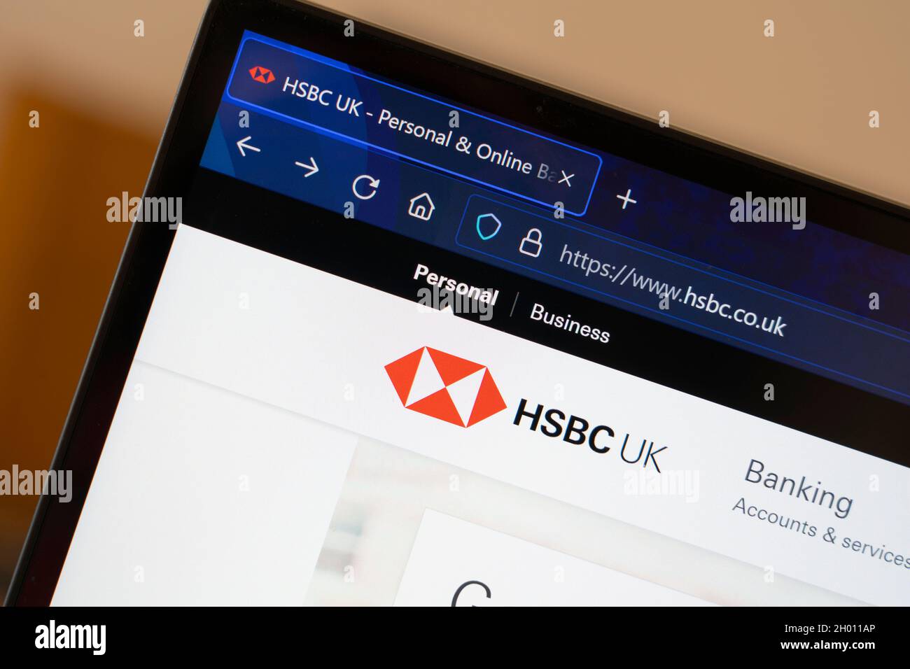 Nahaufnahme des HSBC-Logos der britischen Bank und des Startbildschirms der Website auf einem Laptop-Bildschirm. England. Konzept: Online-Betrug, Hypothekengenehmigungen, FCA Stockfoto