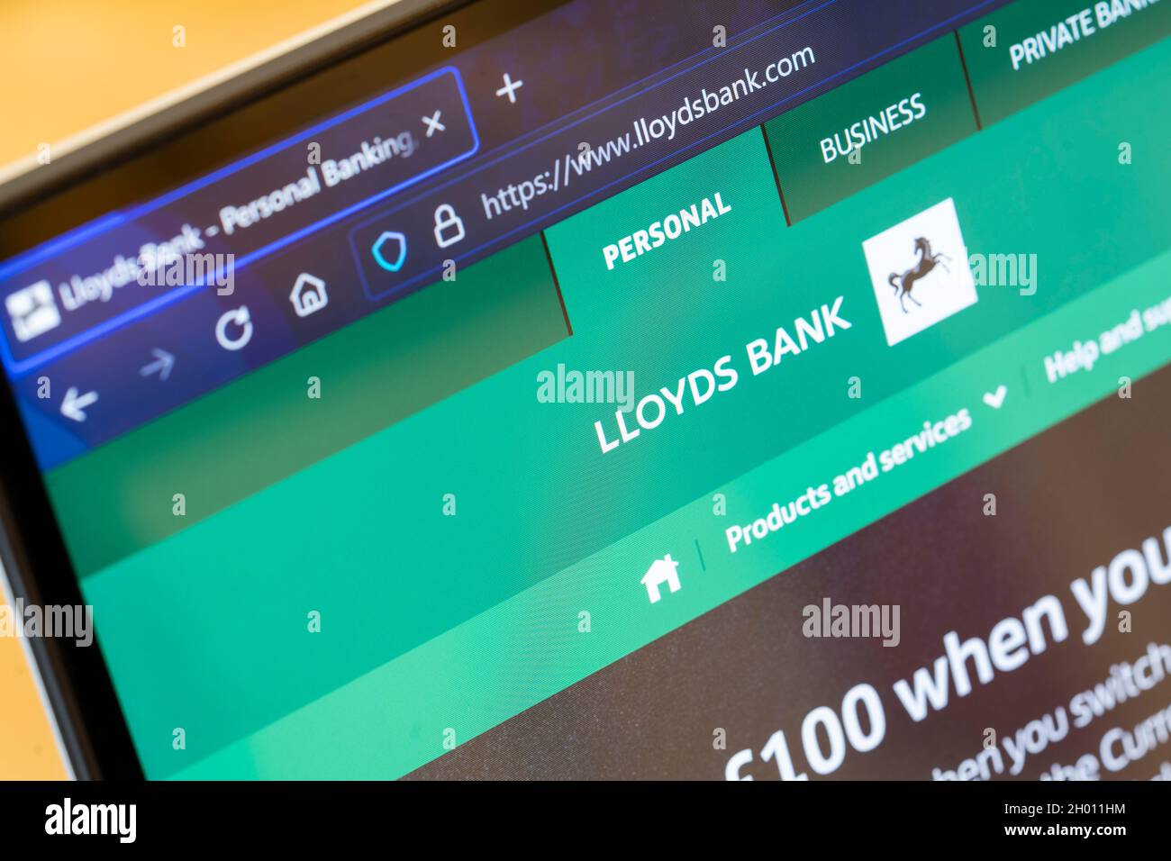 Nahaufnahme des Logos der britischen Bank Lloyds und der Website-Startseite auf einem Laptop-Bildschirm. England Stockfoto