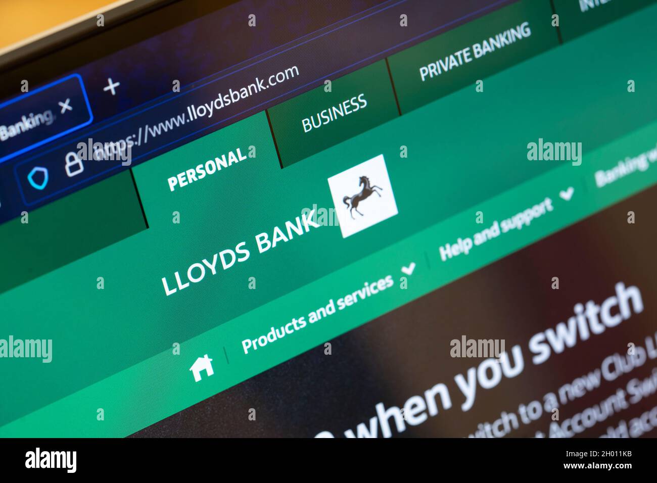 Nahaufnahme des Logos der britischen Bank Lloyds und der Website-Startseite auf einem Laptop-Bildschirm. England Stockfoto