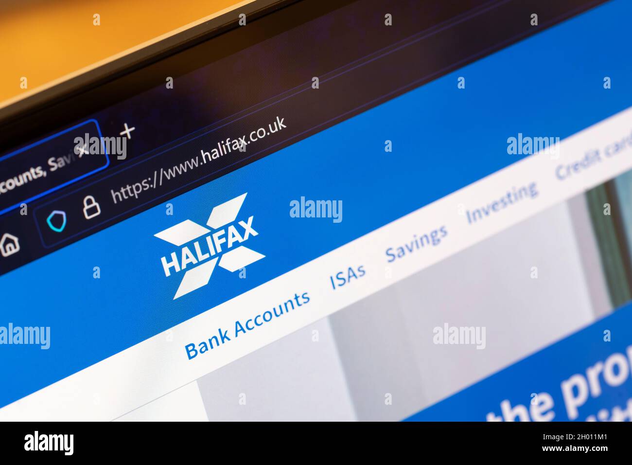 Nahaufnahme des Halifax-Logos der britischen Bank und der Startseite der Website auf einem Laptop-Bildschirm. England Stockfoto