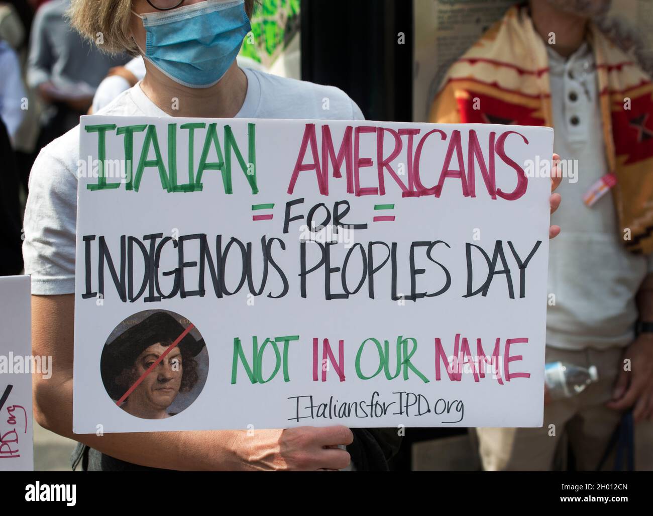 Boston, Massachusetts, USA. Oktober 2021. Kundgebung zur Unterstützung des Tages der indigenen Völker, Boston, Massachusetts, USA. 09 Okt. 2021. Mehr als 500 Indianer und Unterstützer versammelten sich beim Boston Common und marschierten durch das Zentrum von Boston zum Wasser im Christopher Columbus Park. Anfang der Woche unterzeichnete der amtierende Bürgermeister von Boston, Kim Janey, einen Executive Order, der am zweiten Montag im Oktober den „Tag der indigenen Völker“ in Boston vornahm. Im Oktober 2021 haben acht US-Bundesstaaten und Washington D.C. den Tag der indigenen Völker zum Feiertag erklärt. Kredit: Chuck Nacke / Alamy Gutschrift: Chuck Nacke/Alamy Live Stockfoto