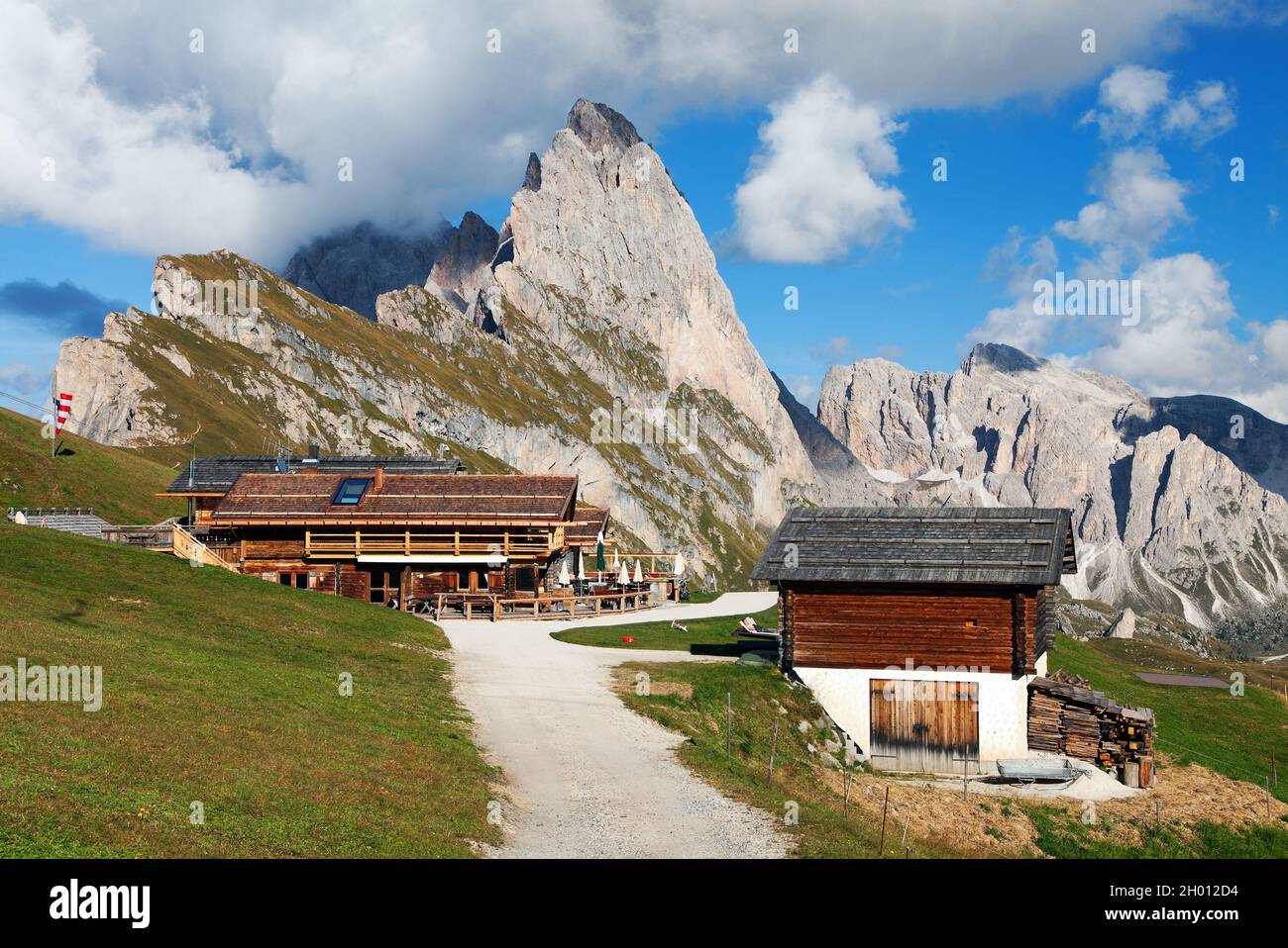 Blick auf Geislergruppe oder Geislergruppe mit Chalet, Dolomiti, Italien Stockfoto