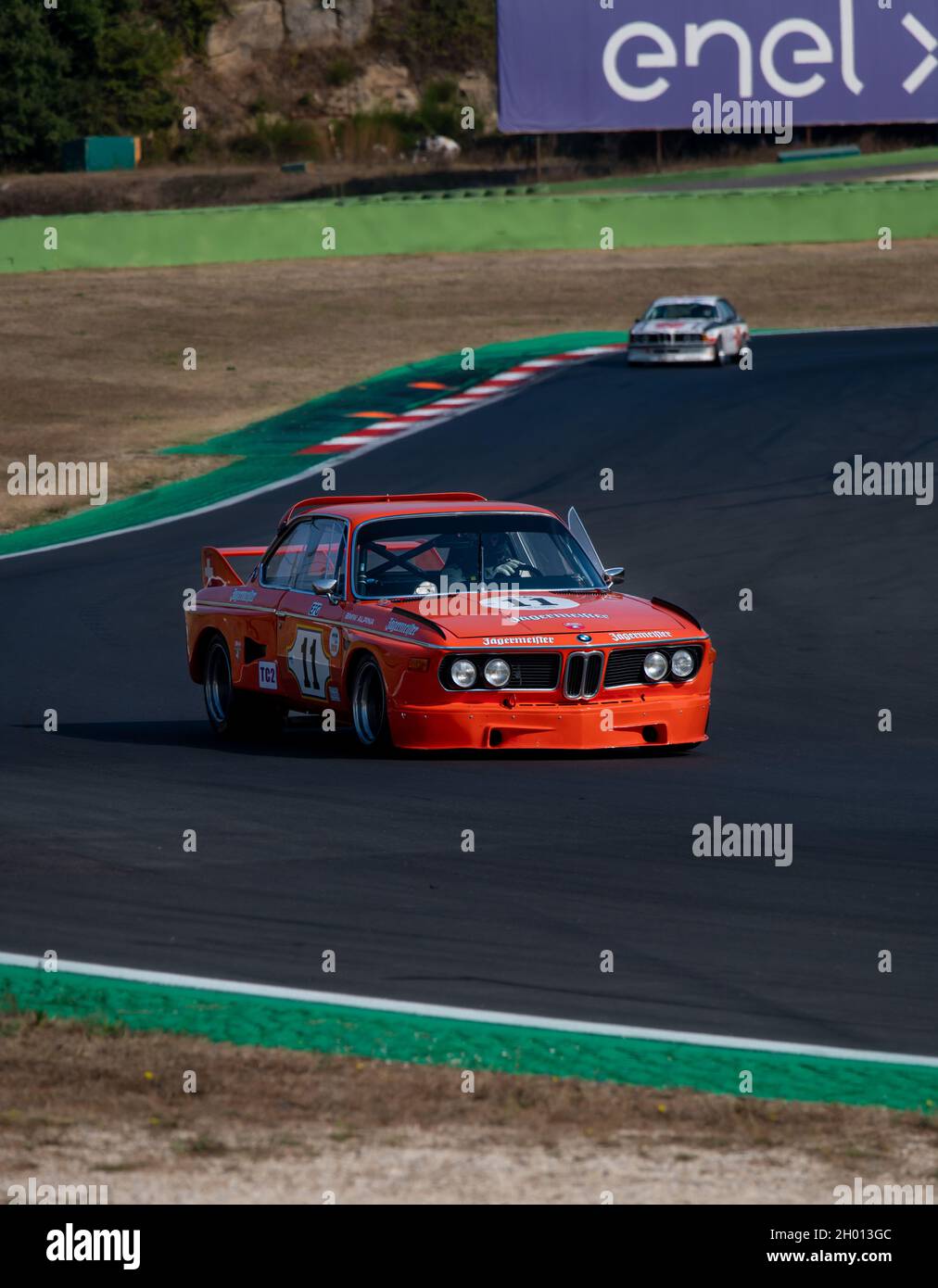 Italien, september 11 2021. Vallelungaklassiker. 70er Jahre Oldtimer-Rennen auf Asphalt-Streckenabbiegung, BMW 3.0 CSL Stockfoto