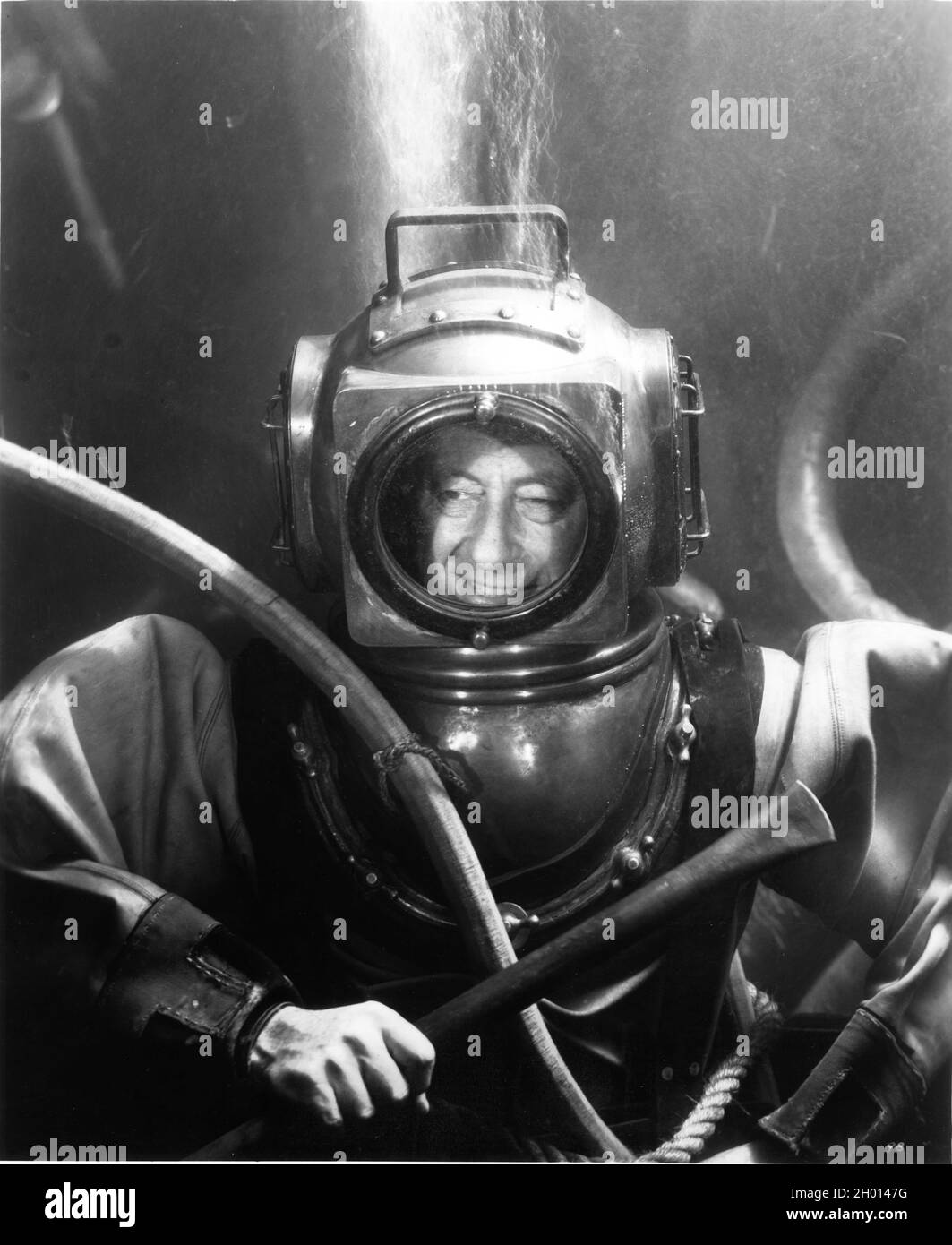 CECIL B. DeMille in Deep Sea Diving Outfit auf Set Underwater Candid leitet den Riesenschwanzkampf in REAP THE WILD WIND 1942 Regisseur CECIL B. DeMille Basierend auf dem Samstagabend Post Story von Thelma Strabel Drehbuch Alan Le May Charles Bennett und Jesse Lasky Jr. Musik Victor Young Kostüm Entwerfen Sie Natalie Visart Paramount-Bilder Stockfoto