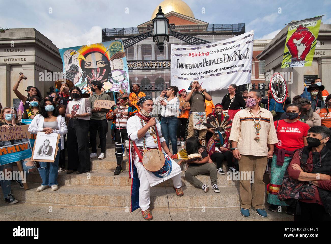 Boston, Massachusetts, USA. Oktober 2021. Kundgebung zur Unterstützung des Tages der indigenen Völker, Boston, Massachusetts, USA. 09 Okt. 2021. Mehr als 500 Indianer und Unterstützer versammelten sich beim Boston Common und marschierten durch das Zentrum von Boston zum Wasser im Christopher Columbus Park. Anfang der Woche unterzeichnete der amtierende Bürgermeister von Boston, Kim Janey, einen Executive Order, der am zweiten Montag im Oktober den „Tag der indigenen Völker“ in Boston vornahm. Im Oktober 2021 haben acht US-Bundesstaaten und Washington D.C. den Tag der indigenen Völker zum Feiertag erklärt. Kredit: Chuck Nacke / Alamy Gutschrift: Chuck Nacke/Alamy Live Stockfoto