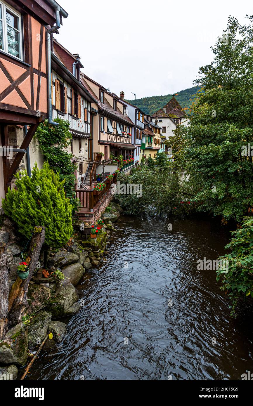Blick auf die Straße mit Fachwerkhäusern in Kaysersberg, Frankreich Stockfoto