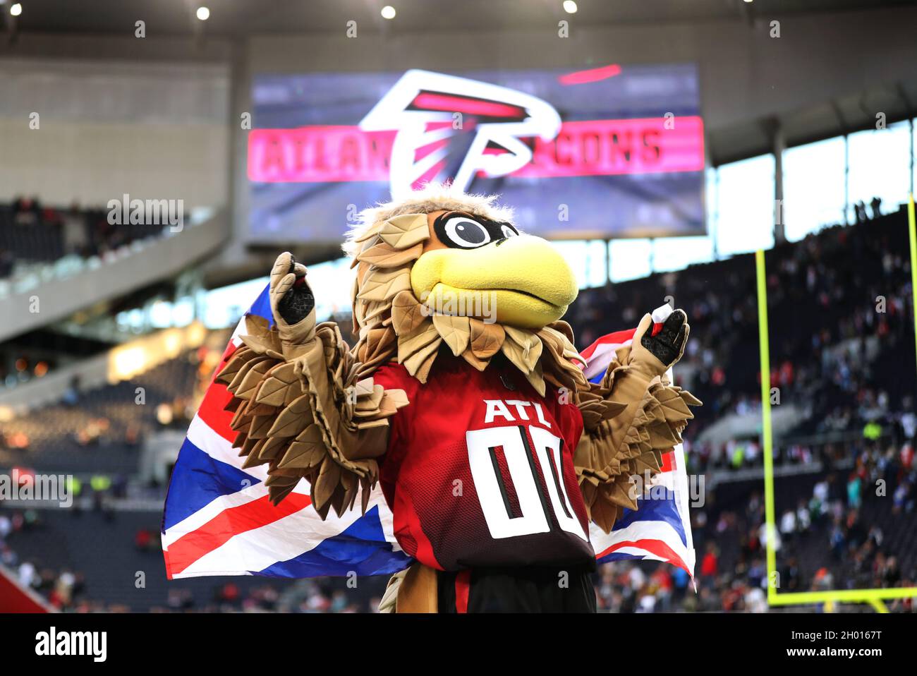 Atlanta Falcons Maskottchen Freddie Falcon am Ende des Spiels, das Teil der NFL London Games im Tottenham Hotspur Stadium, London ist. Bilddatum: Sonntag, 10. Oktober 2021. Stockfoto