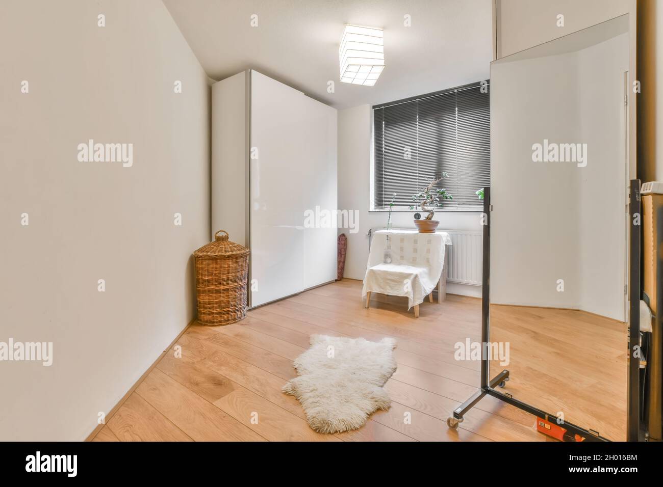 Ein schönes Zimmer mit moderner Einrichtung Stockfoto