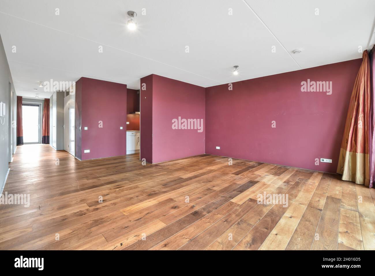 Ein schönes, leeres Zimmer mit modernem Interieur Stockfoto