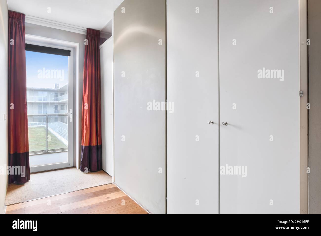 Ein schönes, leeres Zimmer mit modernem Interieur Stockfoto