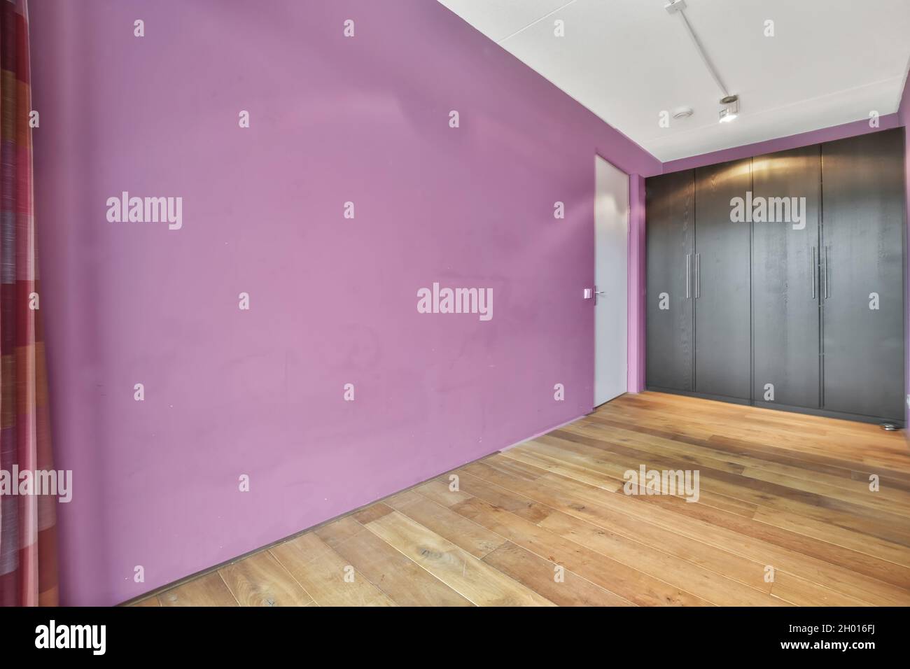 Ein schönes, leeres Zimmer mit modernem Interieur Stockfoto