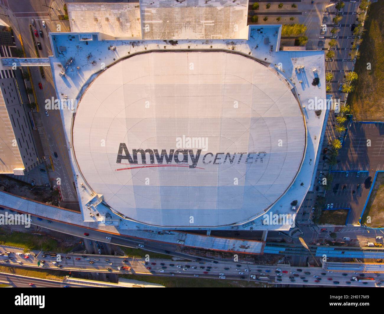 Amway Center Luftaufnahme bei Sonnenuntergang an der 400 West Church Street  in Downtown Orlando, Florida FL, USA. Diese Indoor Arena ist die Heimat des  Orlando Magic Stockfotografie - Alamy