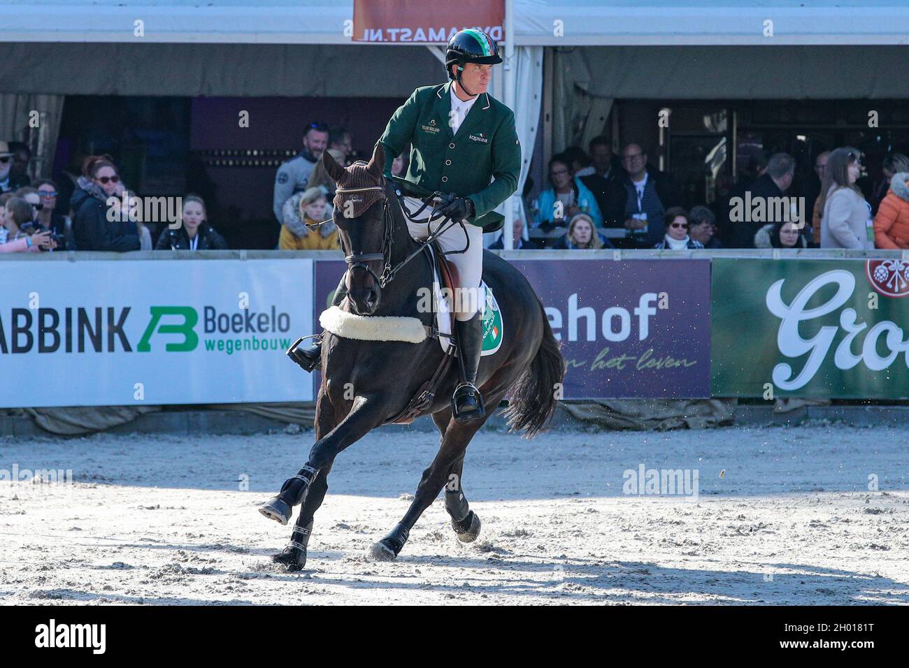 ENSCHEDE, NIEDERLANDE - 10. OKTOBER: Padraig mc Carthy IRL mit MGH Tokyo Phil während des militärischen Boekelo Show Jumping am 10. Oktober 2021 in Enschede, Niederlande (Foto: Albert ten Hove/Orange Picts) Stockfoto