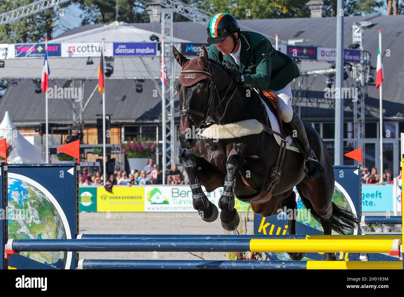ENSCHEDE, NIEDERLANDE - 10. OKTOBER: Padraig mc Carthy IRL mit MGH Tokyo Phil während des militärischen Boekelo Show Jumping am 10. Oktober 2021 in Enschede, Niederlande (Foto: Albert ten Hove/Orange Picts) Stockfoto