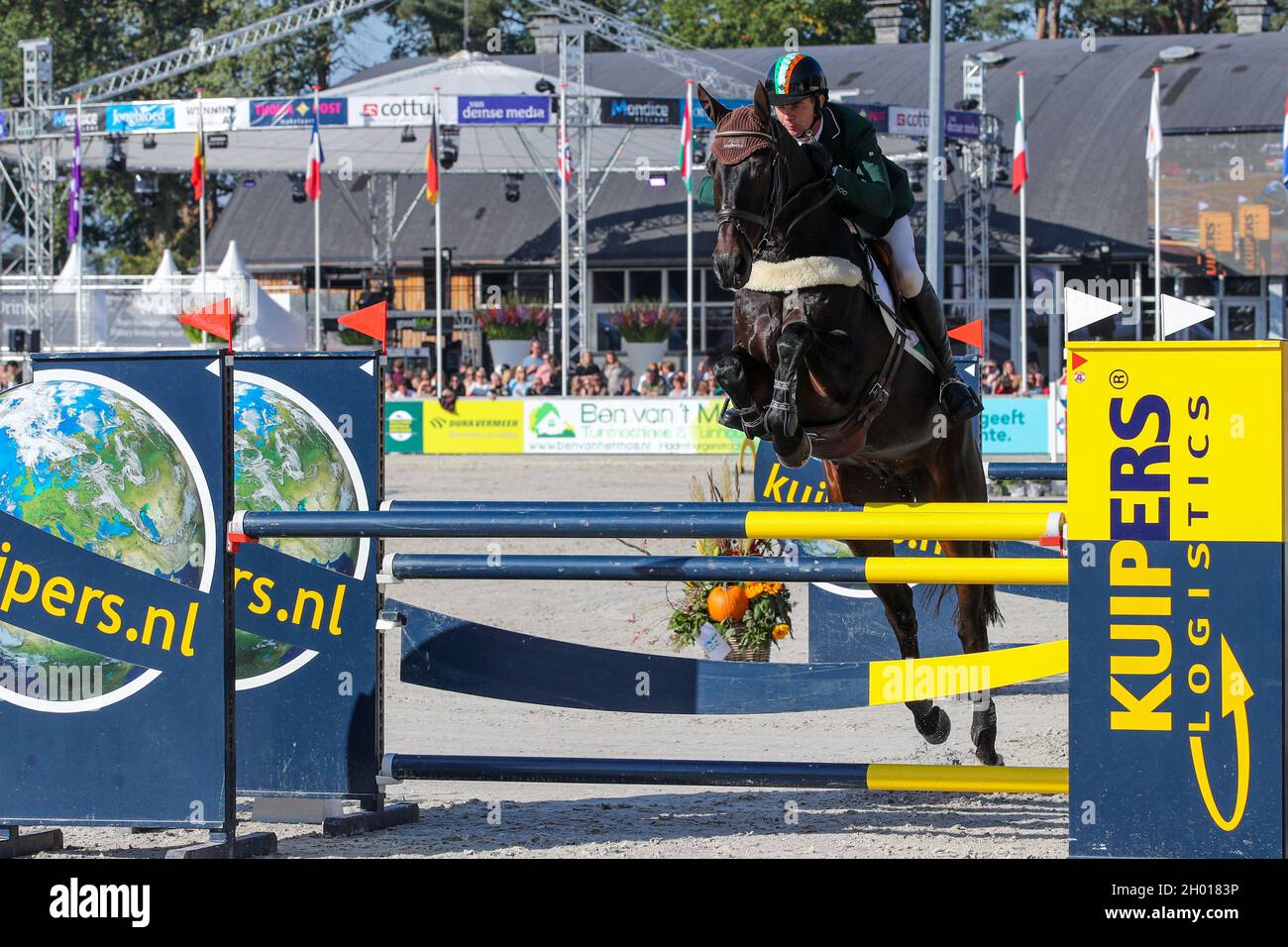 ENSCHEDE, NIEDERLANDE - 10. OKTOBER: Padraig mc Carthy IRL mit MGH Tokyo Phil während des militärischen Boekelo Show Jumping am 10. Oktober 2021 in Enschede, Niederlande (Foto: Albert ten Hove/Orange Picts) Stockfoto